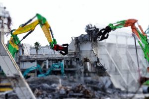 2代の重機が作業する写真