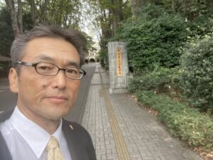 東京農工大学の正門と非常勤講師須藤